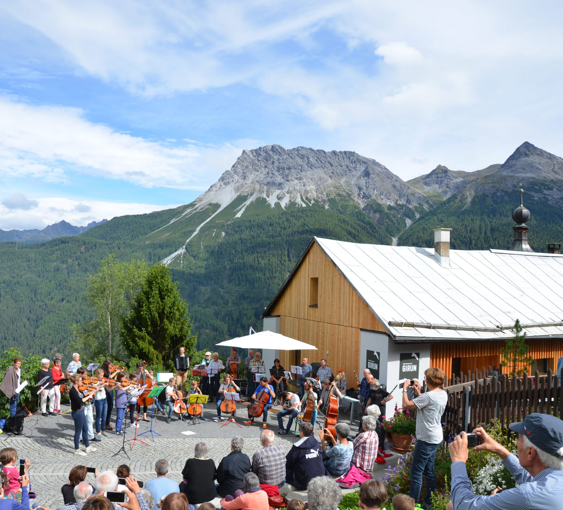 Lavuratori dals Fränzlis – la Festa. Festa finala dal curs da Fränzlimusig cun concert e balla.